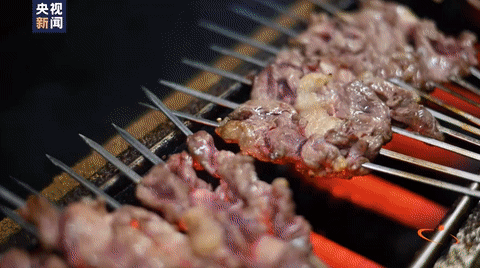 淄博燒烤火了?靠的是“人情味”!(圖1) 7c8ce45e22c07641.gif