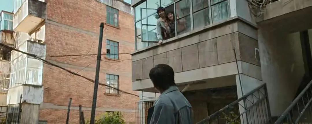 漫長(cháng)的季節:“離地半米”的浪漫(圖1) 漫長(cháng)的季節:“離地半米”的浪漫(圖1)